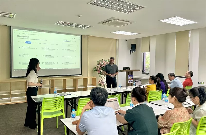 Đội ngũ giáo viên đang được tập huấn thử nghiệm sử dụng Khanmigo