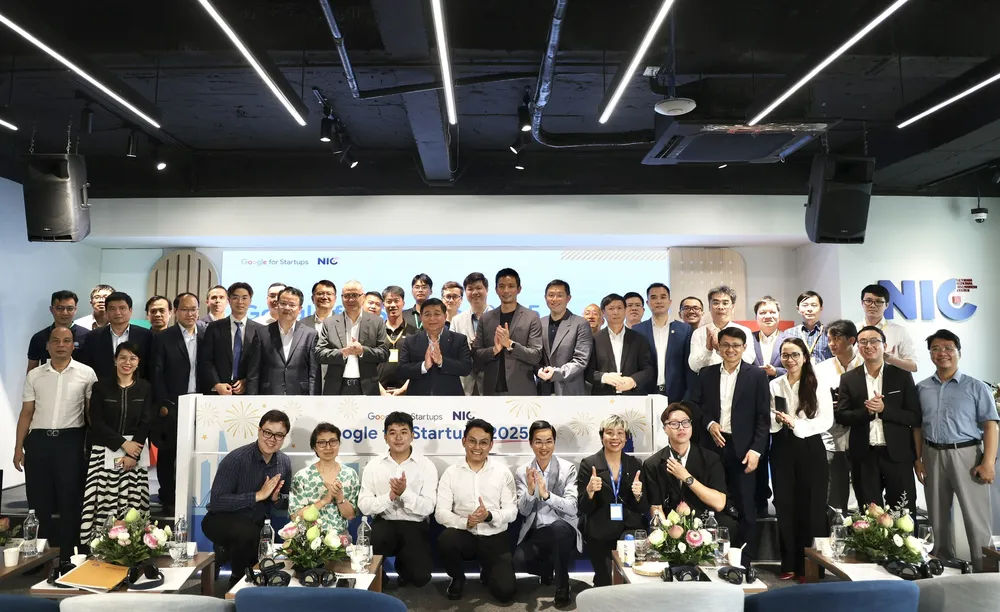 Phó Thủ tướng Nguyễn Chí Dũng chụp ảnh lưu niệm cùng các đại biểu tại buổi lễ - Ảnh: VGP 1806PhoTTA.jpg