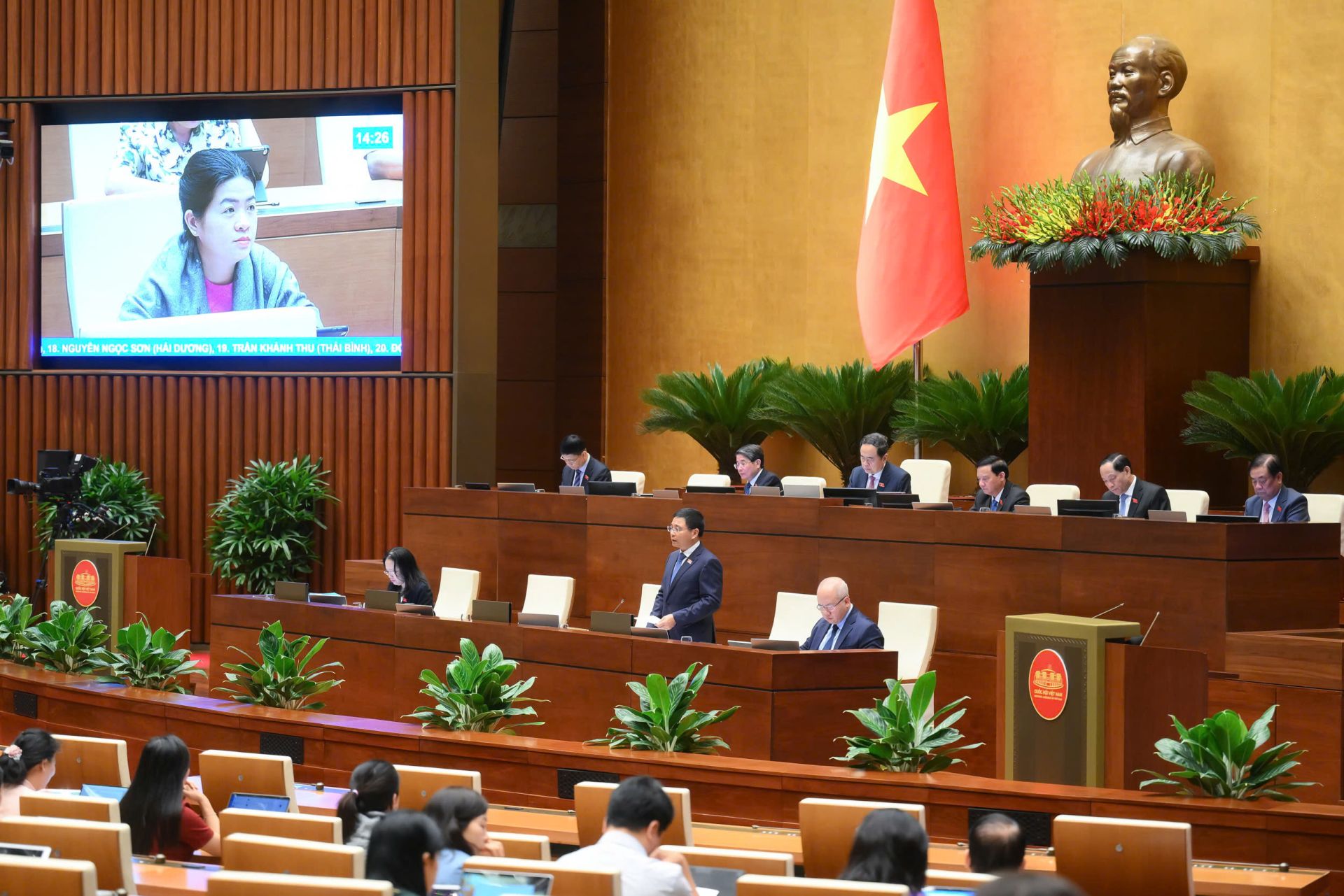 Bộ trưởng Bộ Tài chính Nguyễn Văn Thắng trả lời chất vấn Bộ trưởng Bộ Tài chính Nguyễn Văn Thắng trả lời chất vấn