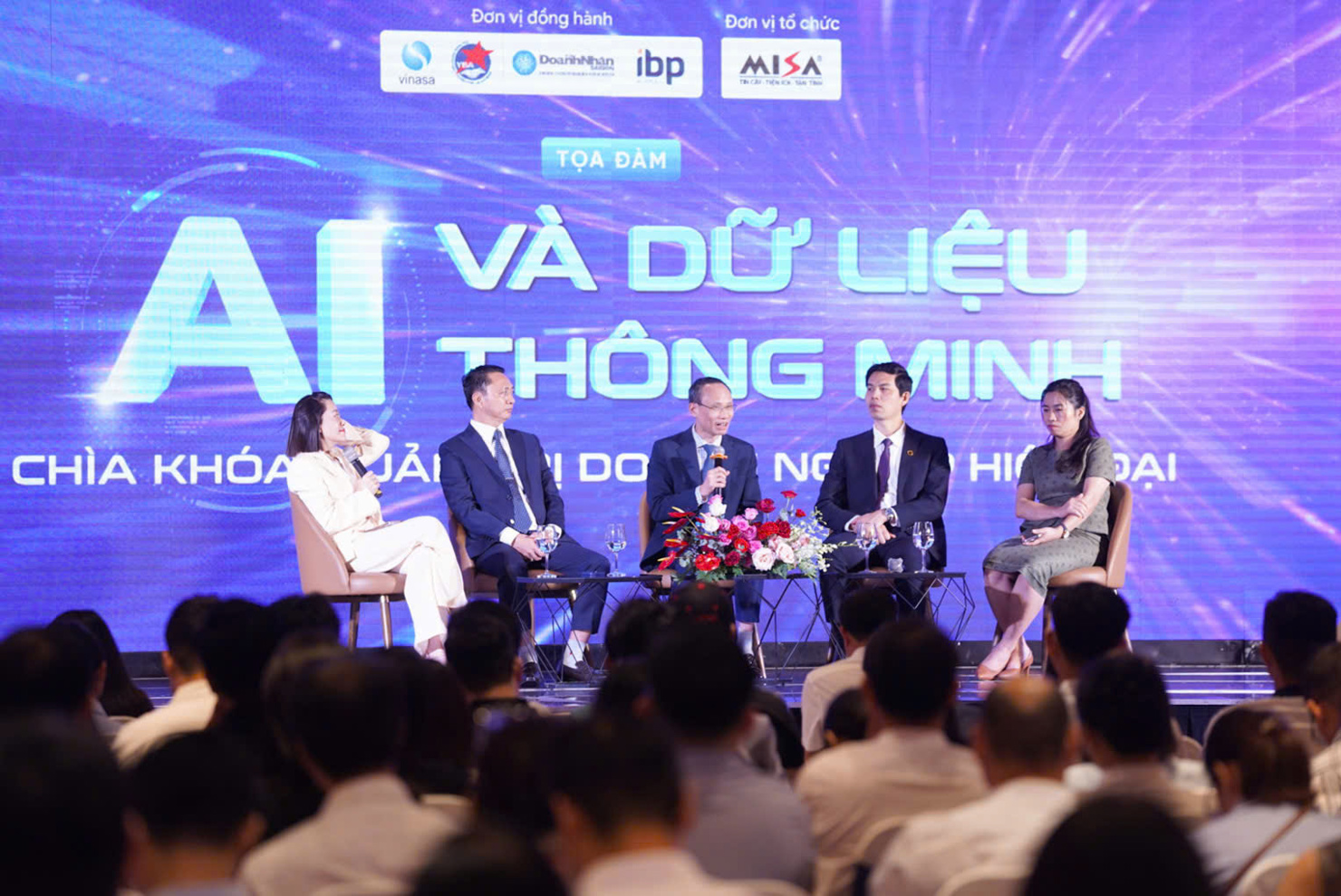 Ứng dụng AI và chuyển đổi kép: Động lực phát triển bền vững cho doanh nghiệp 2 Toàn cảnh tọa đàm về AI và dữ liệu thông minh. Ảnh: Đức Mỹ