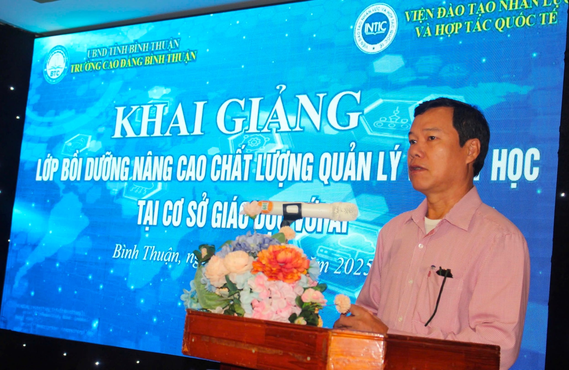 Khai giảng lớp bồi dưỡng nâng cao chất lượng quản lý và dạy học tại cơ sở giáo dục với AI 7 1e4d714b-5e47-4dfb-932a-812fa4b57c7a.jpeg