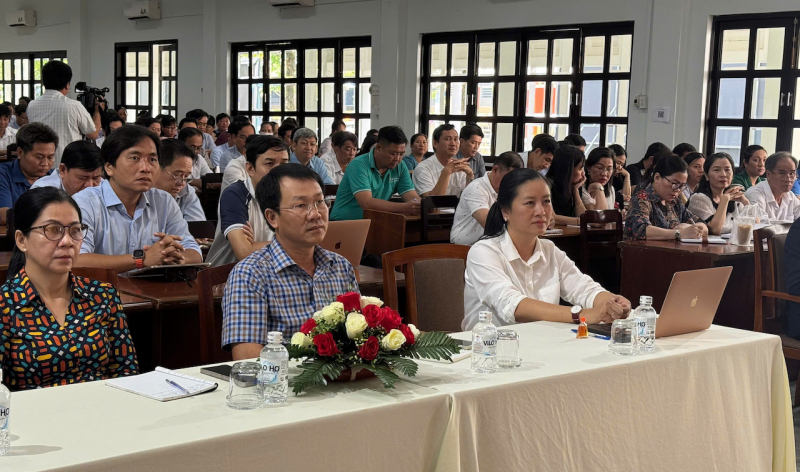 Vĩnh Long: Tập huấn "Bình dân học vụ số" ứng dụng AI cho cán bộ, công viên chức 2 Vĩnh Long: Tập huấn Bình dân học vụ số ứng dụng AI cho 600 cán bộ, công chức và viên chức -0