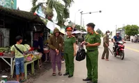 Thực hư vụ cướp táo tợn dây chuyền vàng giữa trưa ở vùng quê Quảng Bình 3 Người phụ nữ thực hiện hàng chục vụ cướp giật vé số