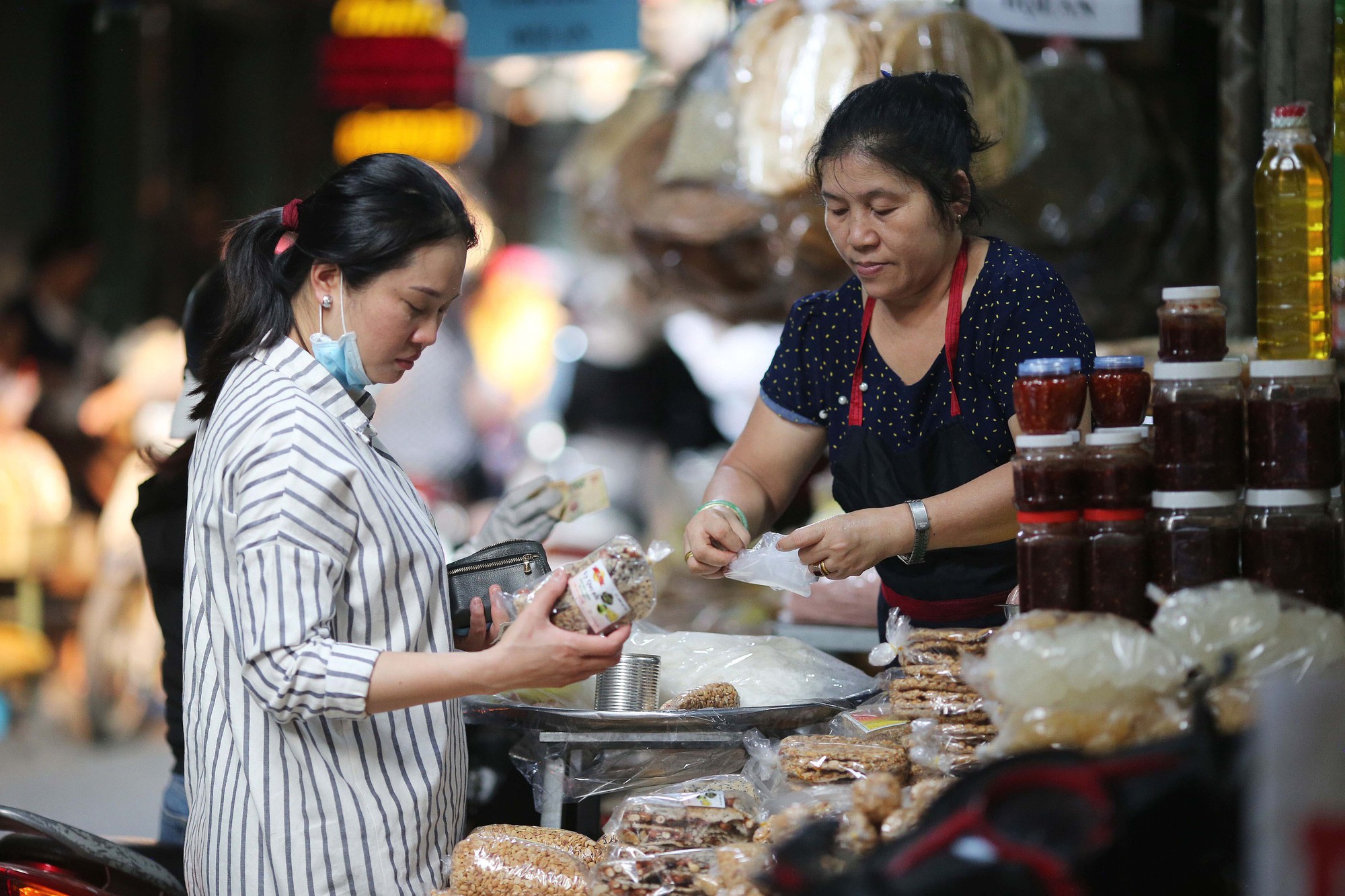 Bộ Công Thương chỉ cách giúp tiểu thương chợ truyền thống bán rau, bán cá… “lên sàn”- Ảnh 1. Bộ Công Thương chỉ cách giúp tiểu thương chợ truyền thống bán rau, bán cá… “lên sàn”- Ảnh 1.