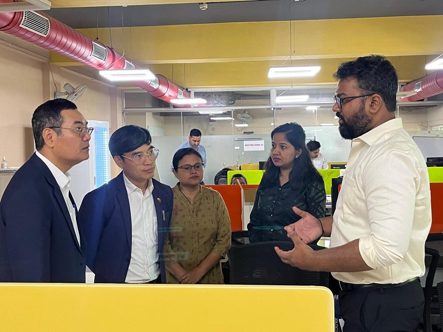Các startup Ấn Độ đang trình bày về các giải pháp với đoàn công tác Các startup Ấn Độ đang trình bày về các giải pháp với đoàn công tác