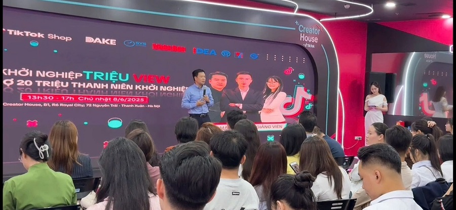 Phát biểu tại chương trình, ông Nguyễn Hữu Tuấn, Giám đốc Trung tâm eComDX Phát biểu tại chương trình, ông Nguyễn Hữu Tuấn, Giám đốc Trung tâm eComDX