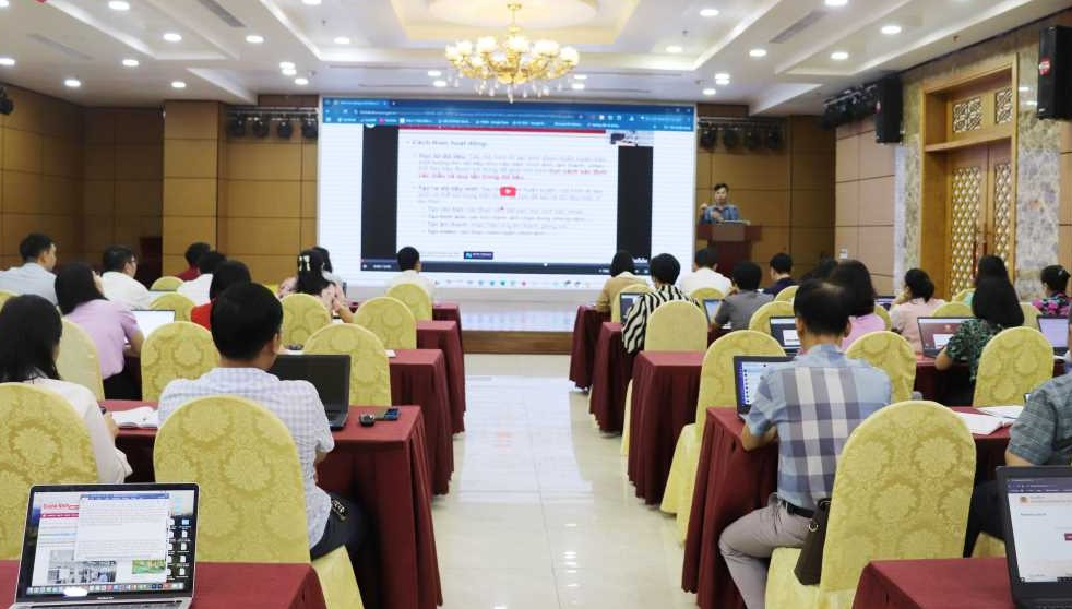 Nâng cao nhận thức, kỹ năng ứng dụng KHCN 3 2369076 2369075 bat1685257 tap huan ung dung ai trong cong tac tuyen giao va dan van2 15491321 15500