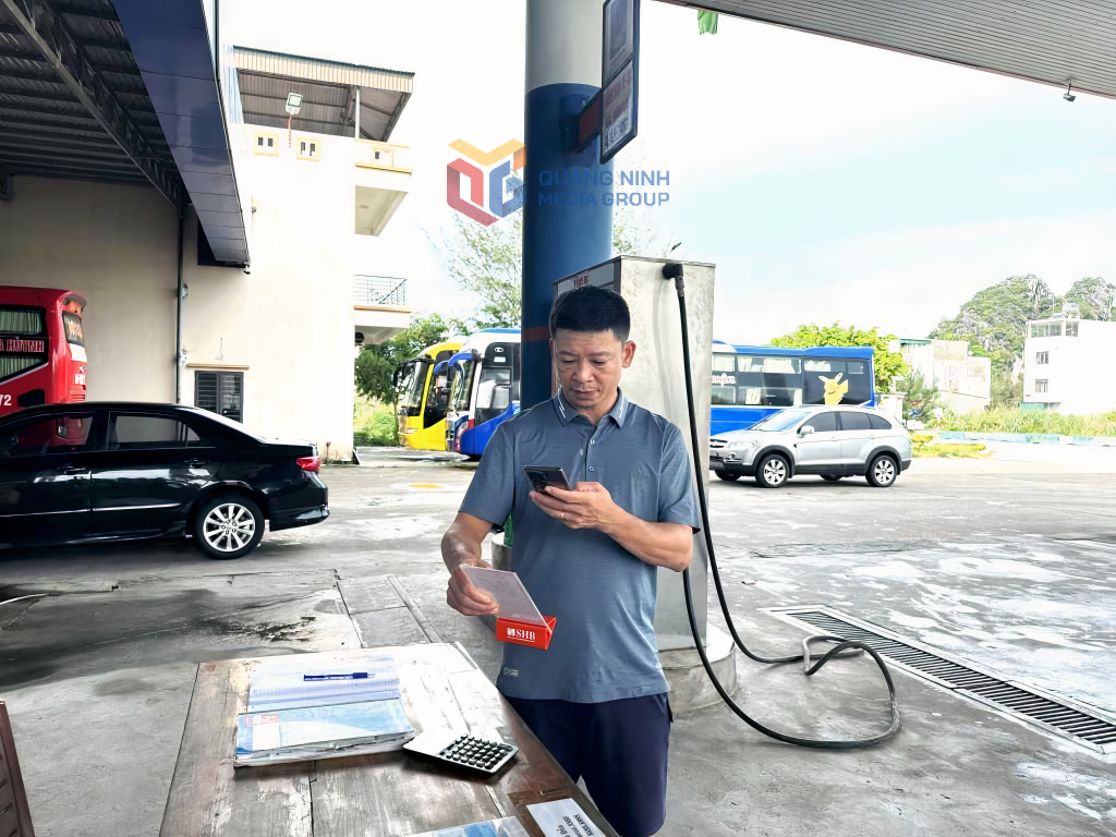 Hiệu quả từ những tiện ích số 1 Người dân trên địa bàn huyện Vân Đồn thực hiện quét mã QR-Code để thanh toán khi mua xăng.