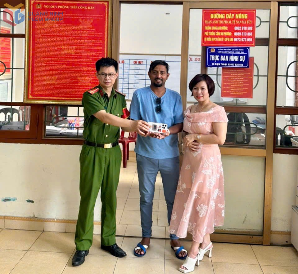 Công an phường Hồng Gai nỗ lực tìm kiếm điện thoại bị rơi cho du khách quốc tế 1 Trao trả lại điện thoại cho anh ALQUARNI TALAL OMARS