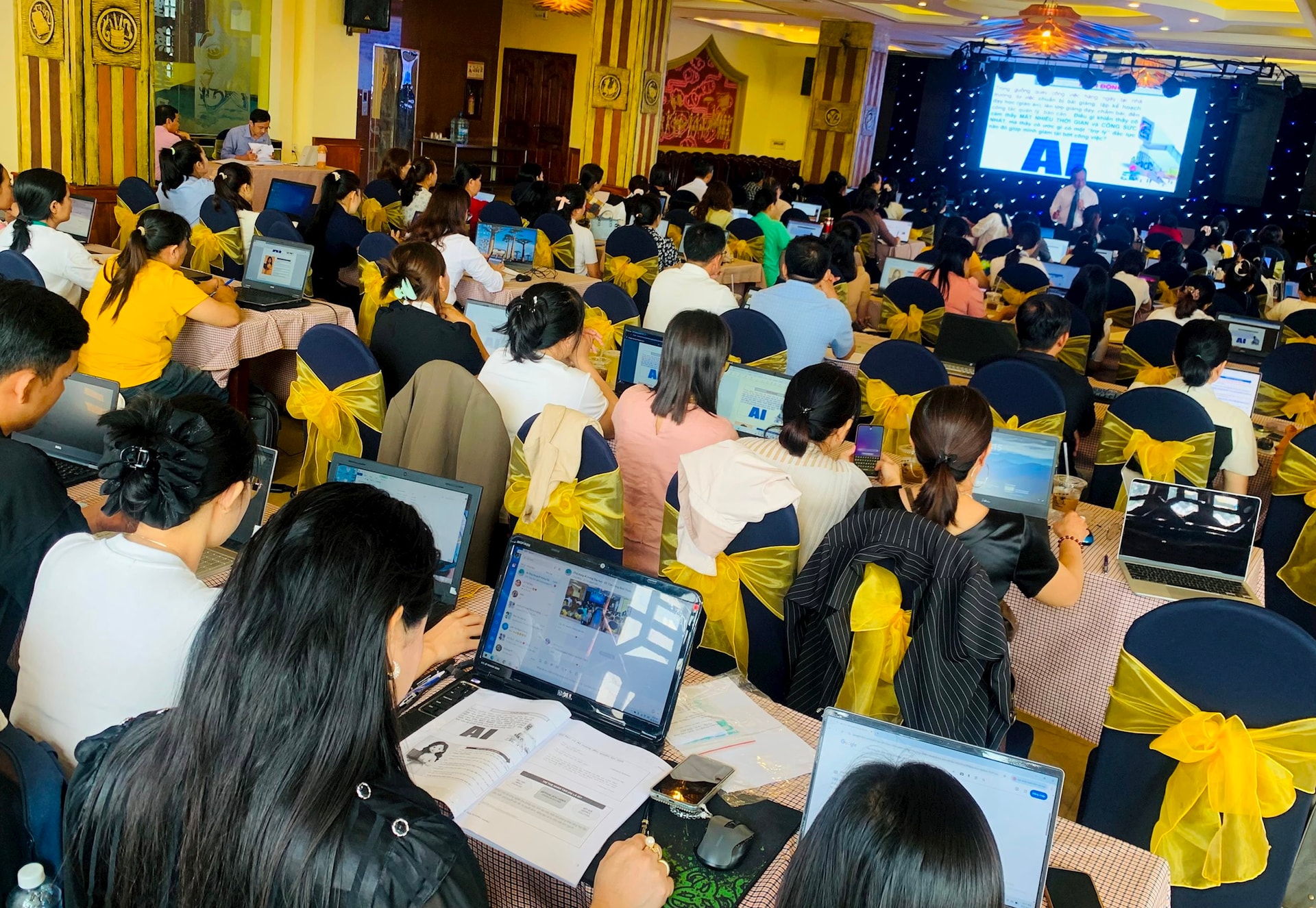 Khai giảng lớp bồi dưỡng nâng cao chất lượng quản lý và dạy học tại cơ sở giáo dục với AI 6 241952c7-7096-4b4c-a13c-12a2d0bc97ad.jpeg