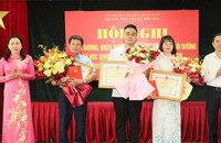 Thông tin chính thức về việc lộ đề thi Toán trên ứng dụng AI 14 Ông Trần Xuân Dưỡng, Phó Chủ tịch UBND tỉnh, cùng bà Đinh Thị Lụa đã trao tặng Bằng khen của Chủ tịch UBND tỉnh cho em Đỗ Trung Kiên và hai giáo viên bồi dưỡng