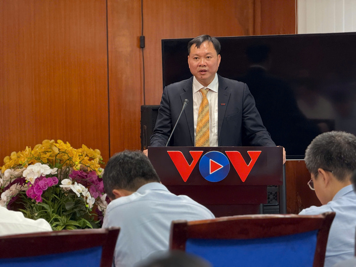 Trí tuệ nhân tạo AI có thể giống nhau, nhưng người dùng tạo ra khác biệt 3 TS. Nguyễn Văn Hùng – Bí thư Đảng uỷ, Hiệu trưởng Trường Cao đẳng Phát thanh Truyền hình 1 phát biểu tại hội nghị.
