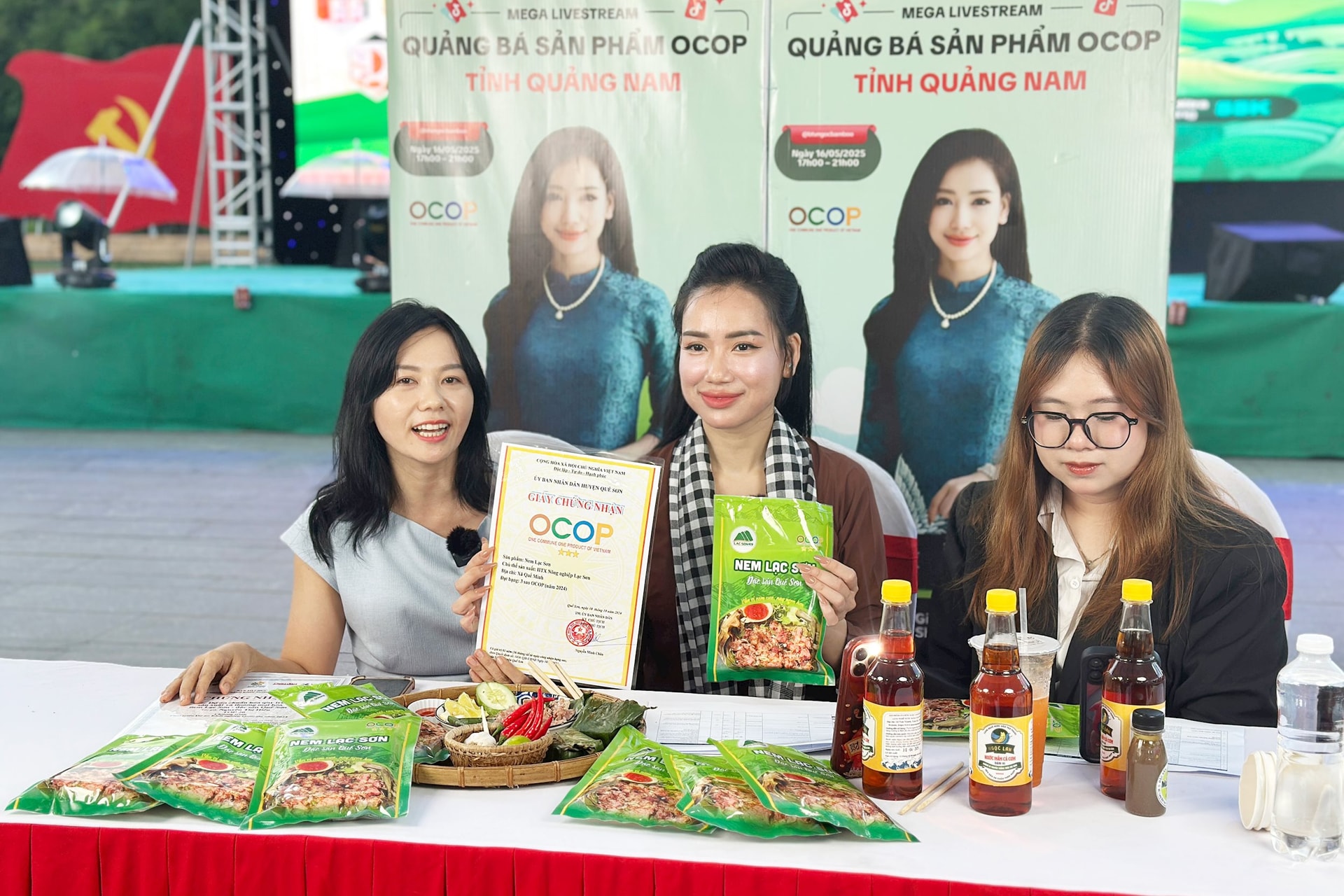 Livestream giới thiệu các sản phẩm OCOP Quảng Nam có chứng nhận từ 3 sao trở lên. Ảnh: PHAN VINH