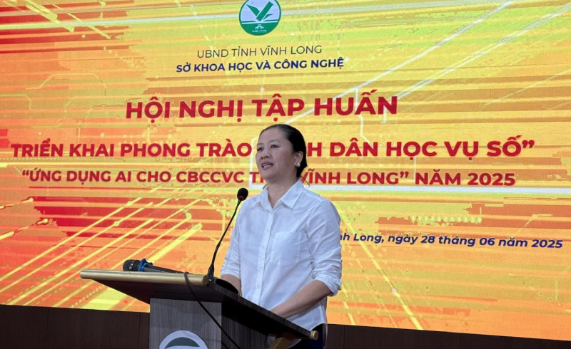 Vĩnh Long: Tập huấn "Bình dân học vụ số" ứng dụng AI cho cán bộ, công viên chức 1 Vĩnh Long: Tập huấn Bình dân học vụ số ứng dụng AI cho 600 cán bộ, công chức và viên chức -0