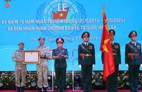 Thượng tướng Hoàng Xuân Chiến, Thứ trưởng Bộ Quốc phòng trao Huân chương Bảo vệ Tổ quốc hạng Ba cho Đội Công binh số 1. 