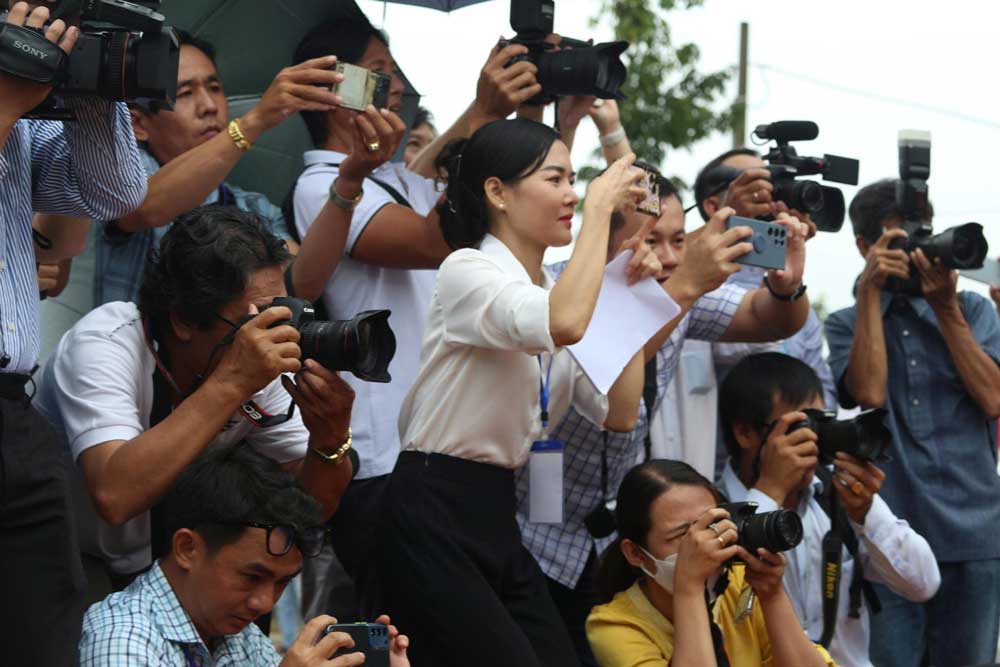 Với sự hỗ trợ của công nghệ và sự bùng nổ của công nghệ số, trí tuệ nhân tạo, mạng xã hội đã mang đến những cơ hội đồng thời đặt ra thách thức đối với báo chí cách mạng Việt Nam.