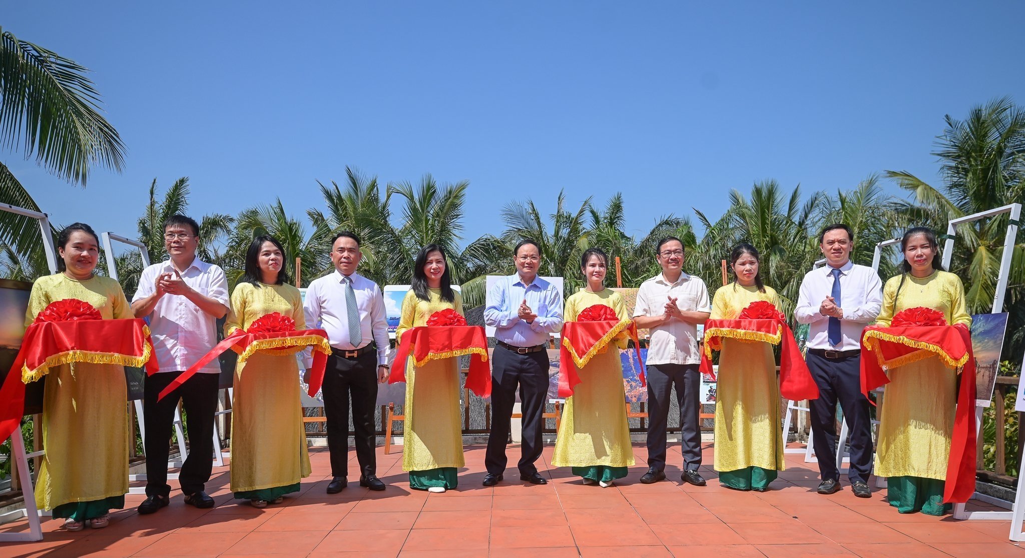 Thứ trưởng Lê Minh Ngân (giữa) dự khai mạc Triển lãm ảnh 'Hành động vì đại dương xanh'. Ảnh: Tùng Đinh. Thứ trưởng Lê Minh Ngân (giữa) dự khai mạc Triển lãm ảnh 'Hành động vì đại dương xanh'. Ảnh: Tùng Đinh.