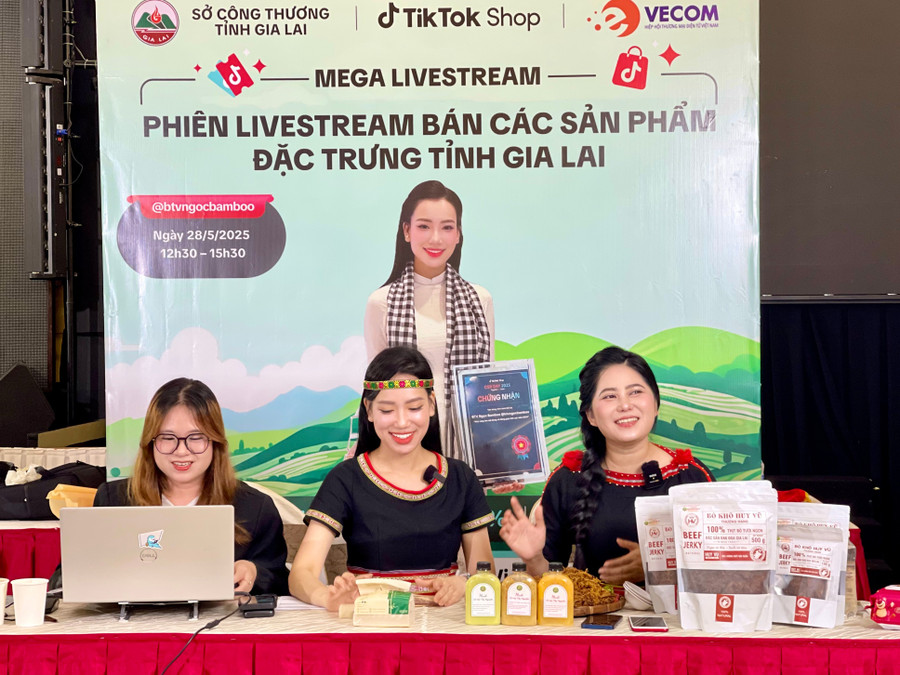 Nhờ sự hỗ trợ từ các nhà sáng tạo nội dung mà các sản phẩm đặc trưng của tỉnh được quảng bá rộng rãi, tiếp cận gần hơn người tiêu dùng. Ảnh: Vũ Thảo 4.jpg
