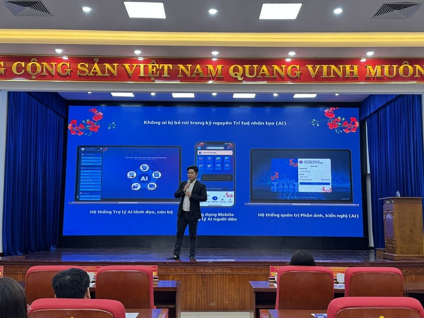 Ông Phạm Thế Anh, Giám đốc Công ty cổ phần Công nghệ HeyU trong 1 buổi giới thiệu về ứng dụng công nghệ AI Hải Phòng với đội ngũ cán bộ viên chức.