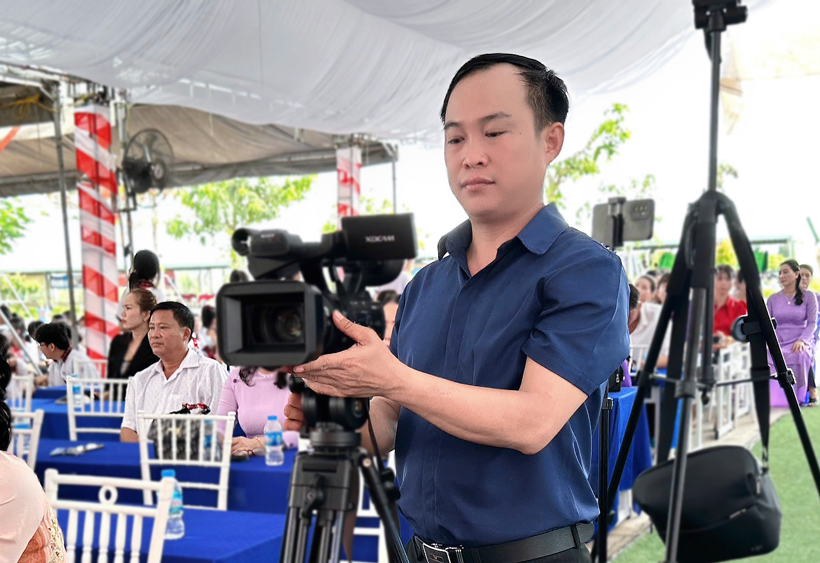 Giữ vững giá trị nghề báo giữa làn sóng AI 4 Anh Chí Tâm tác nghiệp tại sự kiện ở huyện Tân Thạnh