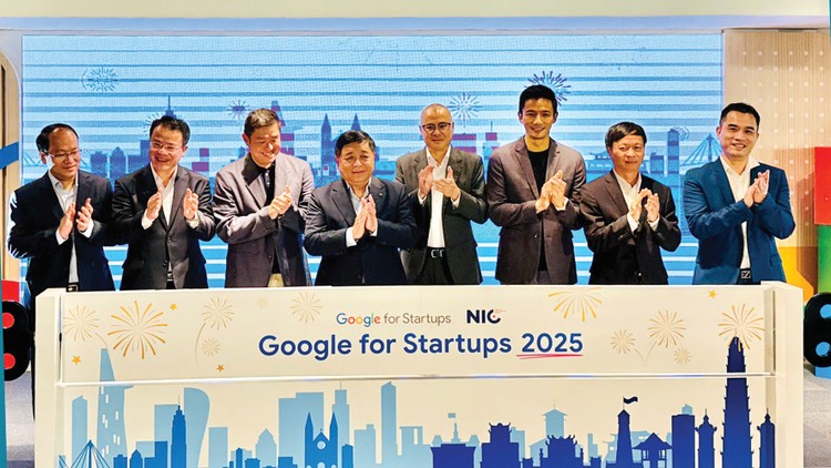 Phó Thủ tướng Nguyễn Chí Dũng cùng các đại biểu thực hiện nghi thức khởi động Chương trình Kiến tạo tương lai AI Việt Nam. Ảnh: Nhã Chi