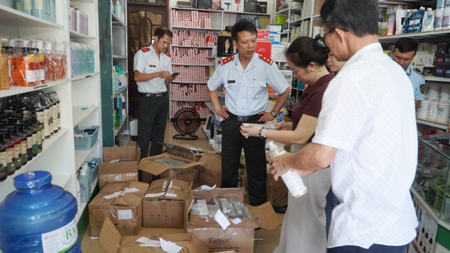 Triệt phá cơ sở kinh doanh mỹ phẩm không rõ xuất xứ 2 505792635_2528584174200333_5517723410980307326_n (1)
