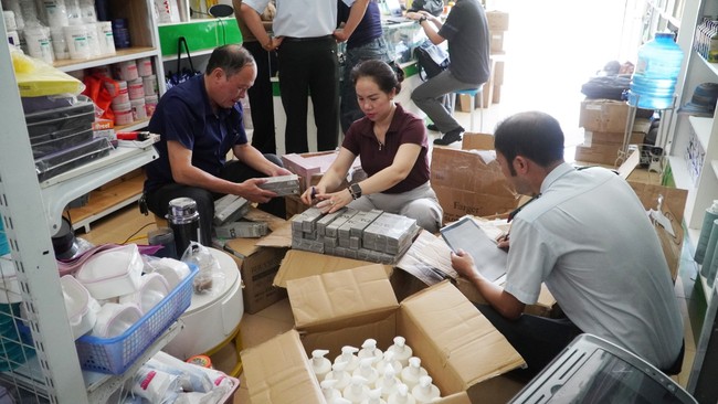 Triệt phá cơ sở kinh doanh mỹ phẩm không rõ xuất xứ 1 505829044_2528583800867037_215713108330574640_n (1)