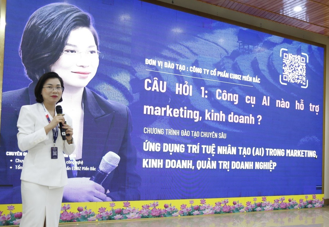 Chuyên gia AI của công ty Cổ phần EUBIZ miền Bắc truyền đạt thông tin cho các học viên tại lớp tập huấn Chuyên gia AI của công ty Cổ phần EUBIZ miền Bắc truyền đạt thông tin cho các học viên tại lớp tập huấn