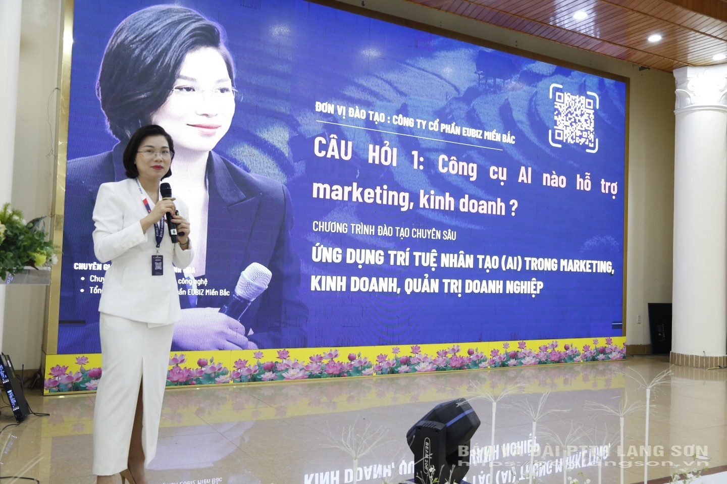 120 doanh nghiệp, hợp tác xã, hộ kinh doanh được tập huấn chuyên sâu về AI - Báo và Đài Phát thanh Truyền hình Lạng Sơn 4 Giảng viên, chuyên gia trí tuệ nhân tạo truyền đạt kiến thức tại buổi tập huấn