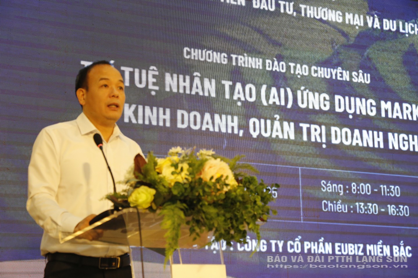 120 doanh nghiệp, hợp tác xã, hộ kinh doanh được tập huấn chuyên sâu về AI - Báo và Đài Phát thanh Truyền hình Lạng Sơn 2 Lãnh đạo Trung tâm xúc tiến Đầu tư, Thương mại và Du lịch tỉnh Lạng Sơn phát biểu khai mạc buổi tập huấn