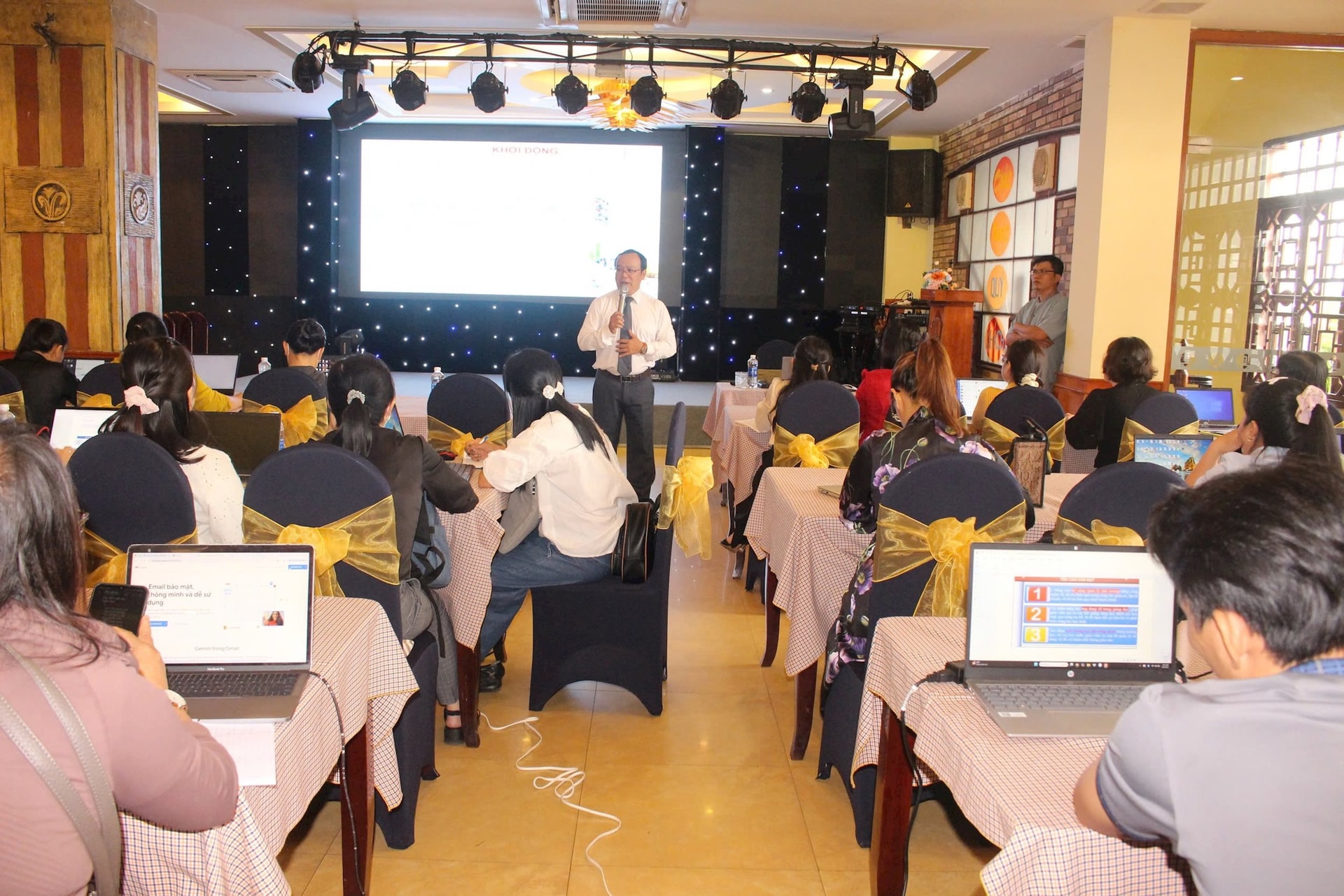 Khai giảng lớp bồi dưỡng nâng cao chất lượng quản lý và dạy học tại cơ sở giáo dục với AI 5 6214dbfc-c22c-435c-a0d5-a4688aa5aba6.jpeg