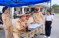 Hơn 1.000 cán bộ ngành TAND TP Hồ Chí Minh được tập huấn về ứng dụng AI 16 Các thí sinh làm thủ tục thi sát hạch