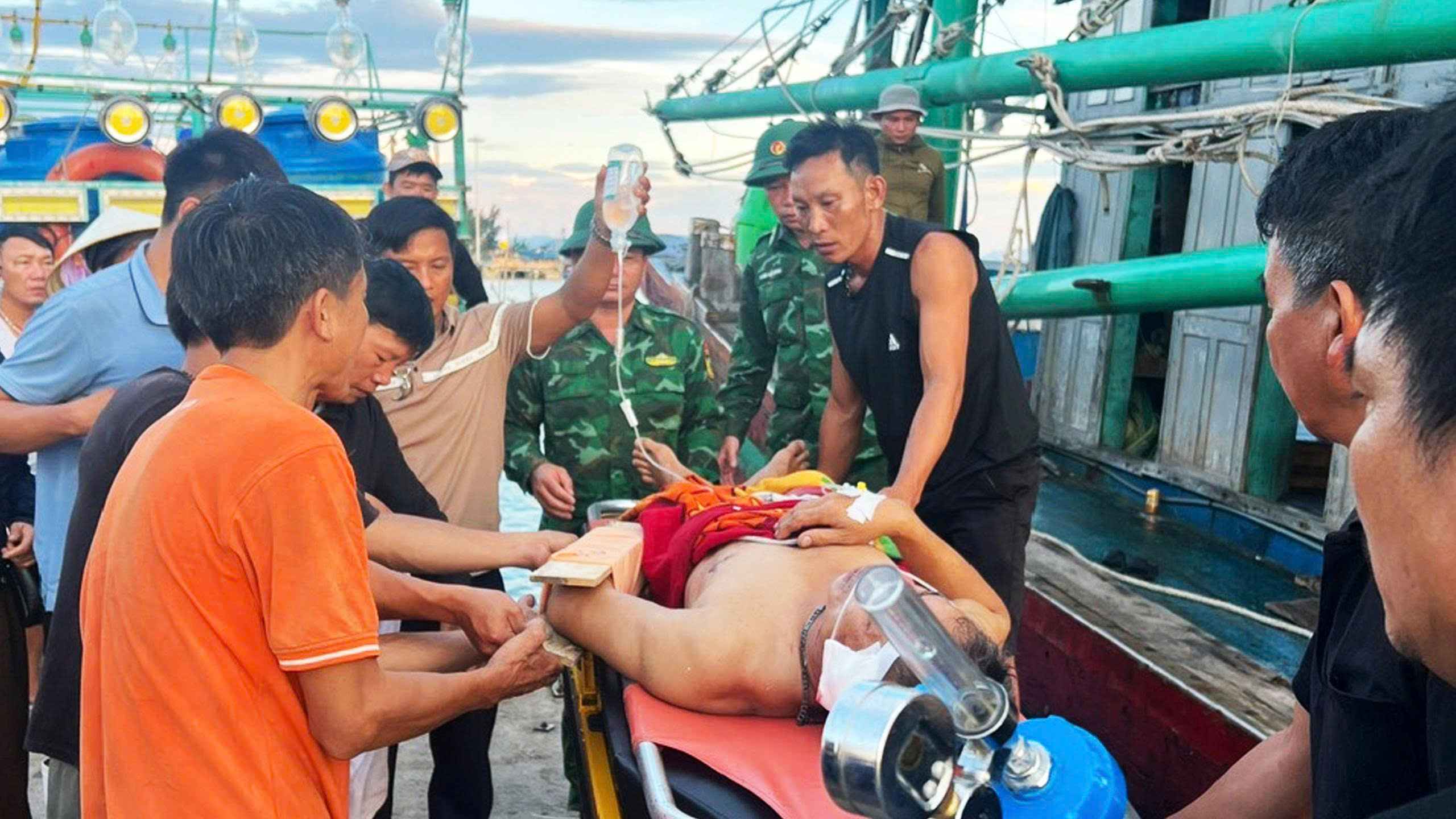 Đàm thoại để cấp cứu ngư dân gặp tai nạn trên biển 1 Quảng Bình: Đàm thoại để cấp cứu ngư dân gặp tai nạn trên biển - Ảnh 1.