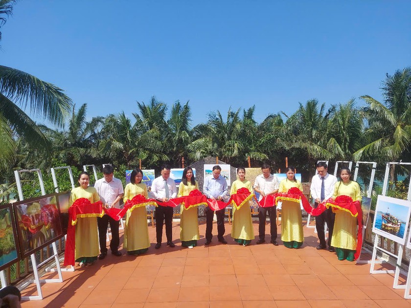 Các đại biểu cắt băng khai mạc triển lãm ảnh Báo chí và hải đảo Việt Nam.
