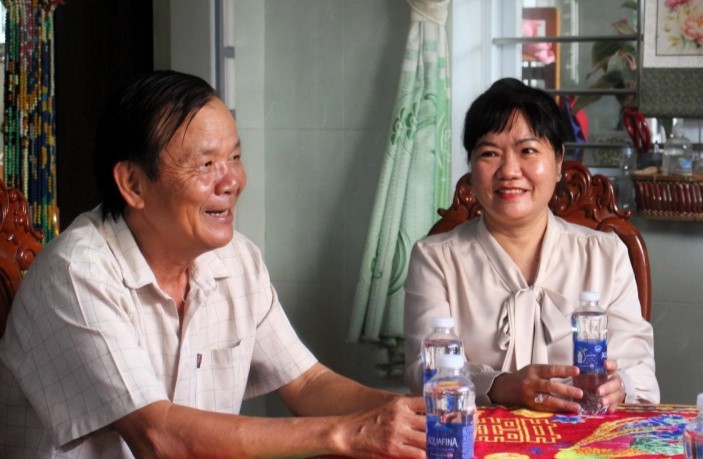 Giữ vững giá trị nghề báo giữa làn sóng AI 1 Phó Tổng Biên tập Báo và Đài Phát thanh Truyền hình Long An - Nguyễn Thị Thùy Dung đến thăm nguyên Giám đốc Đài Phát thanh và Truyền hình Long An nhân dịp kỷ niệm 100 năm Ngày Báo chí cách mạng Việt Nam