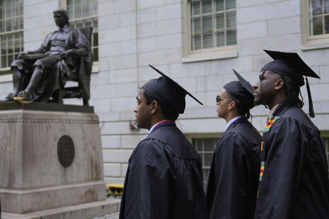 AI có thế chỗ Gen Z? 1 Các sinh viên trong lễ tốt nghiệp tại Đại học Harvard hôm 29/5. Ảnh: AP