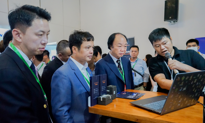 AI Agent Việt tạo website trong vài phút 3 Ông Nguyễn Văn Khoa (thứ hai từ trái sang), Chủ tịch Hiệp hội Phần mềm và Dịch vụ CNTT Việt Nam (Vinasa) cùng các chuyên gia xem khả năng tự lập trình của Luna Base AI. Ảnh: Bảo Lâm