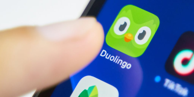 Ứng dụng bị chê 'mất chất' vì AI 1 Logo Duolingo trên một chiếc smartphone. Ảnh: Investment