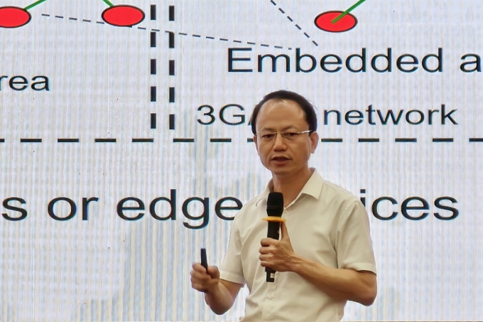 'Có khát vọng làm giàu mới đủ động lực làm AI, bán dẫn' 1 GS Trần Xuân Tú, Viện trưởng Công nghệ thông tin, Đại học Quốc gia Hà Nội. Ảnh: Trọng Đạt