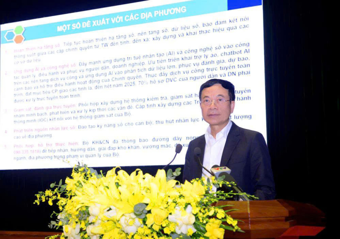 Đề xuất dùng AI, công nghệ số trong hoạt động chính quyền 1 Bộ trưởng Nguyễn Mạnh Hùng chia sẻ tại hội nghị tập huấn, chiều 14/6. Ảnh: VH