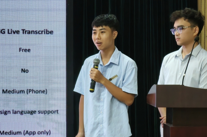 Ngô Duy Đông - đại diện nhóm phát triển chia sẻ về nền tảng hỗ trợ giao tiếp cho người khiếm thính. Ảnh: Trọng Đạt