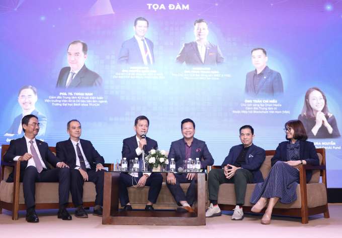 AI góp phần định hình thị trường bất động sản như thế nào? 1 Các diễn giả chia sẻ tại tọa đàm về ứng dụng AI trong bất động sản. Ảnh; Phương Uyên