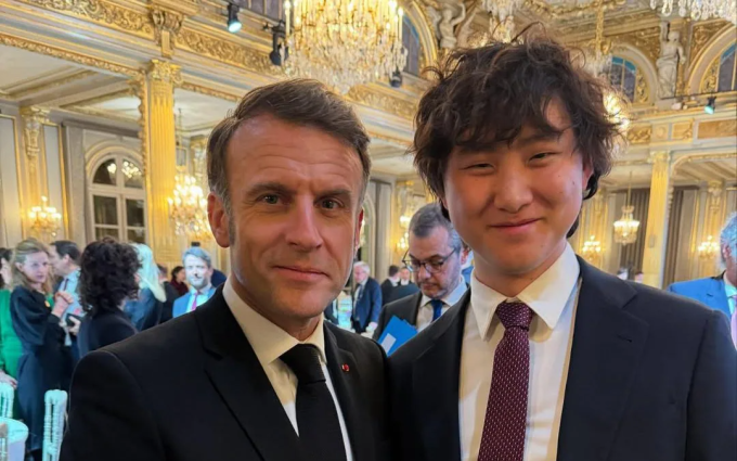 Alexandr Wang - thiên tài AI khiến Zuckerberg đặt cược 14 tỷ USD 2 Tổng thống Pháp Emmanuel Macron (trái) và Alexandr Wang. Ảnh: X/Alexandr Wang