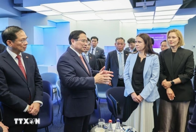 Thủ tướng mong muốn Estonia truyền cảm hứng chuyển đổi số 1 Thủ tướng Phạm Minh Chính thăm Trung tâm E-Estonia Briefing Centre. Ảnh: Dương Giang/TTXVN