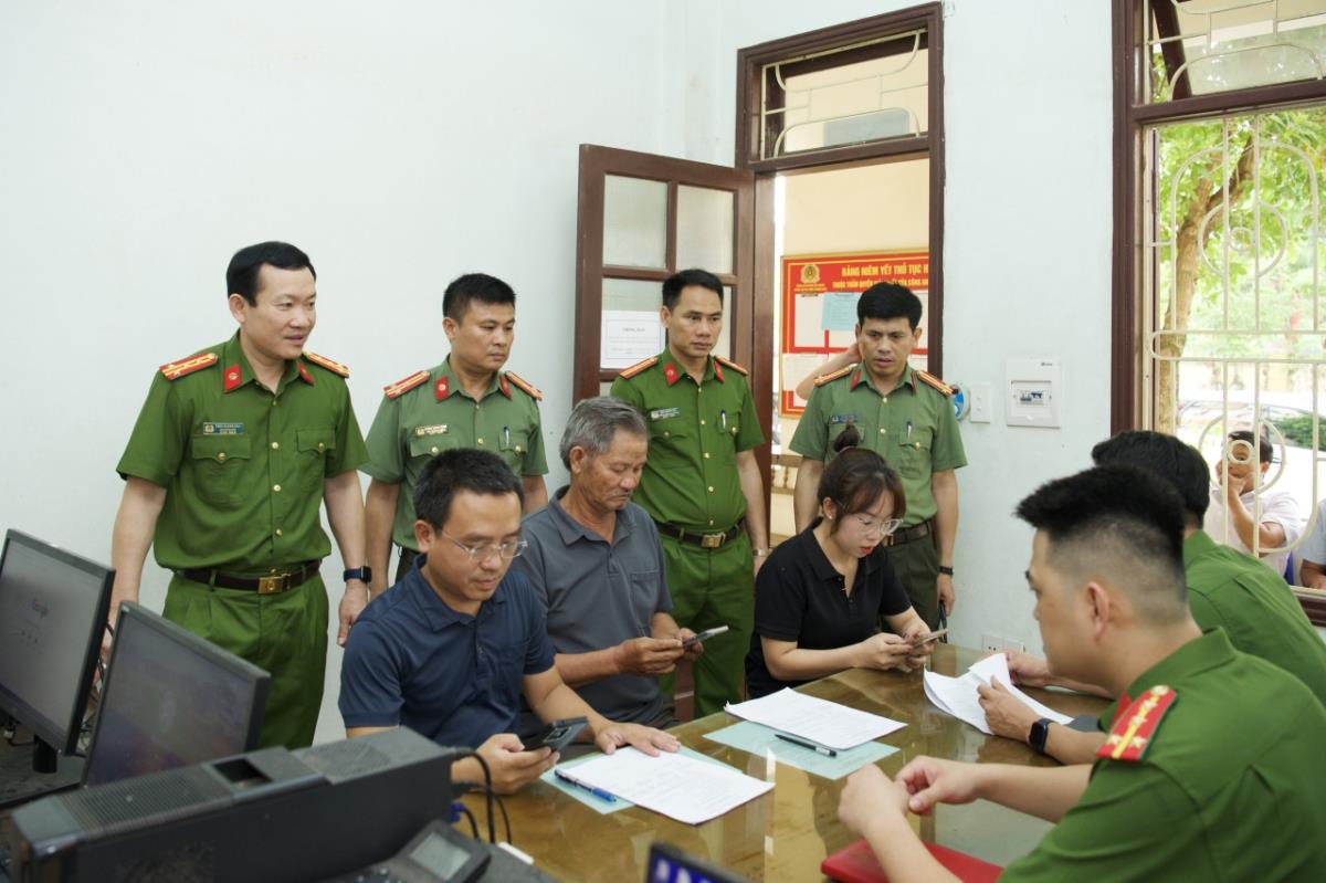 Công an Quảng Bình vận hành thử nghiệm hoạt động chính quyền địa phương 2 cấp 1 Đại tá Trần Quang Hiếu - Phó Giám đốc Công an tỉnh Quảng Bình cùng Đoàn công tác trực tiếp kiểm tra, đánh giá thực tế công tác chuẩn bị và vận hành thử nghiệm tại trụ sở Công an xã Phong Nha.
