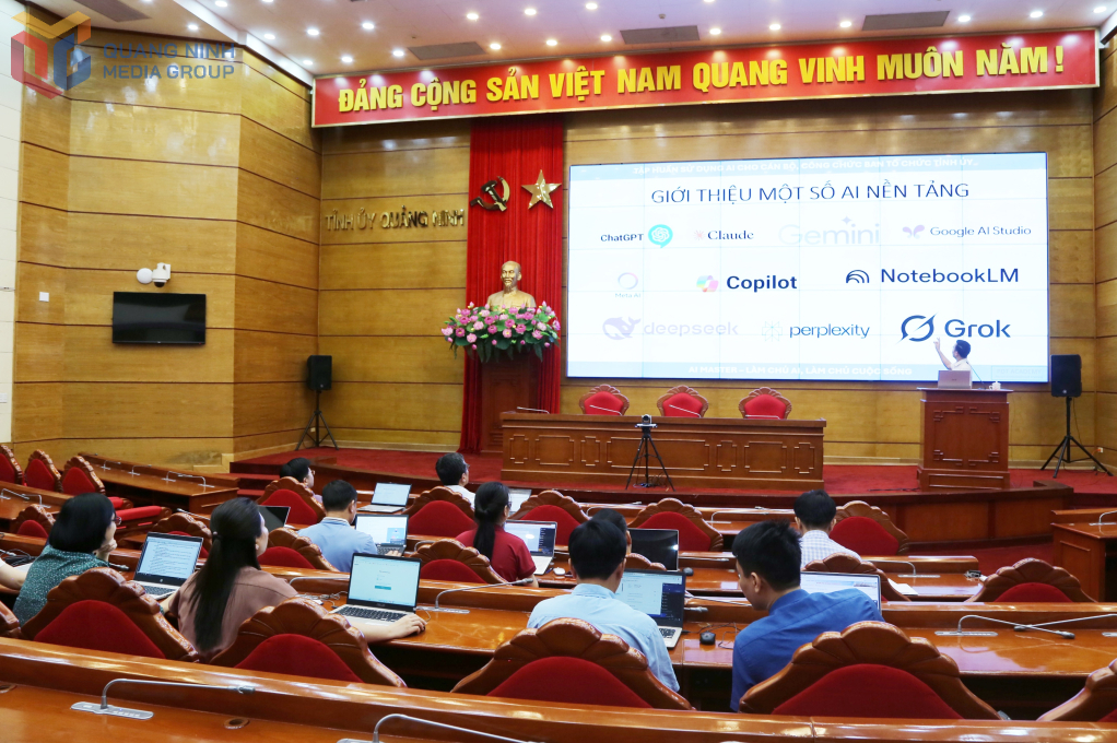 Cán bộ, công chức Ban Tổ chức Tỉnh ủy Quảng Ninh tham gia tìm hiểu các chuyên đề tại lớp tập huấn. Cán bộ, công chức Ban Tổ chức Tỉnh ủy Quảng Ninh tham gia tìm hiểu các chuyên đề tại lớp tập huấn.
