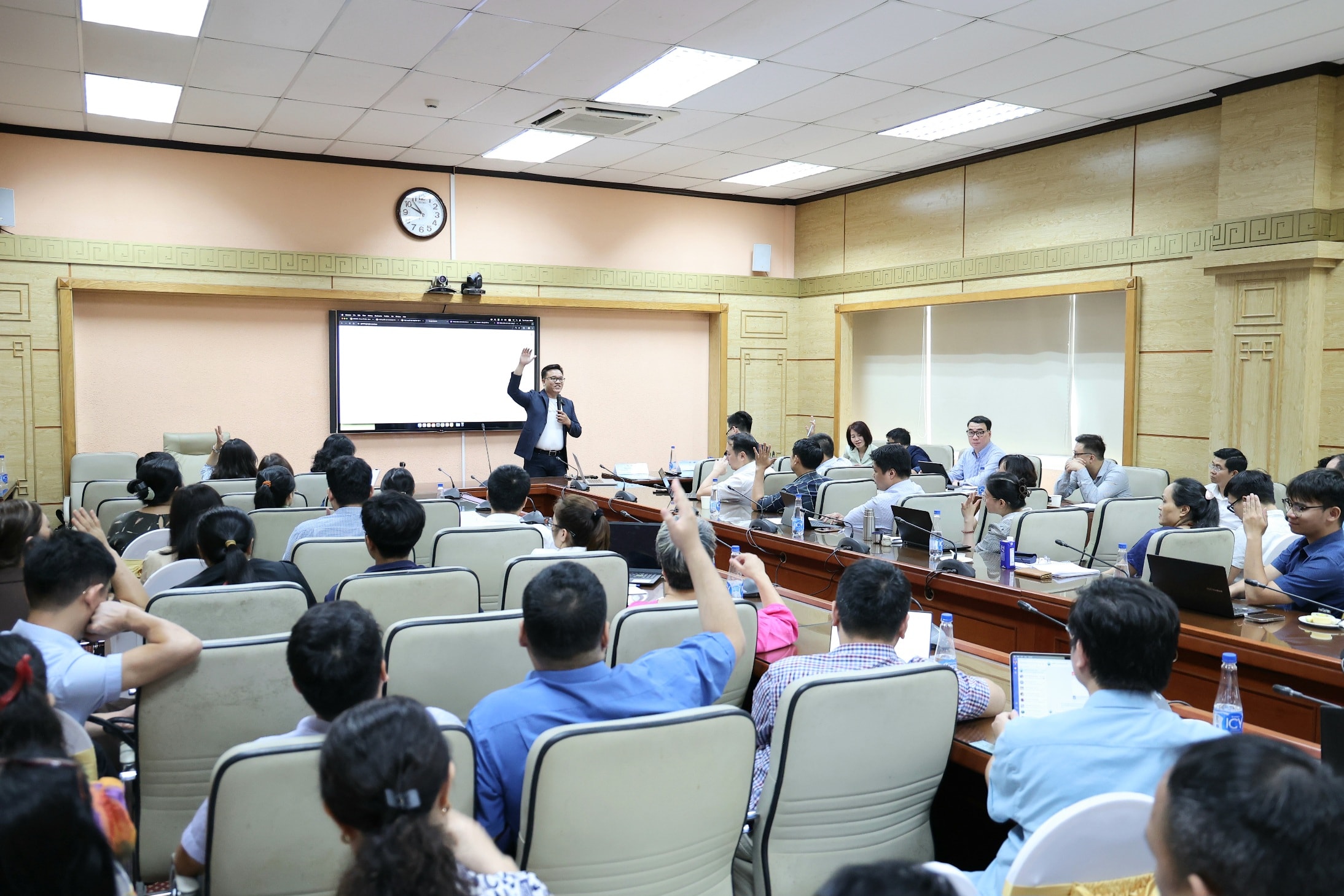 Nâng cao năng lực làm chủ công nghệ AI cho nhân viên y tế 1 ai102-1749546799148197541316.jpg