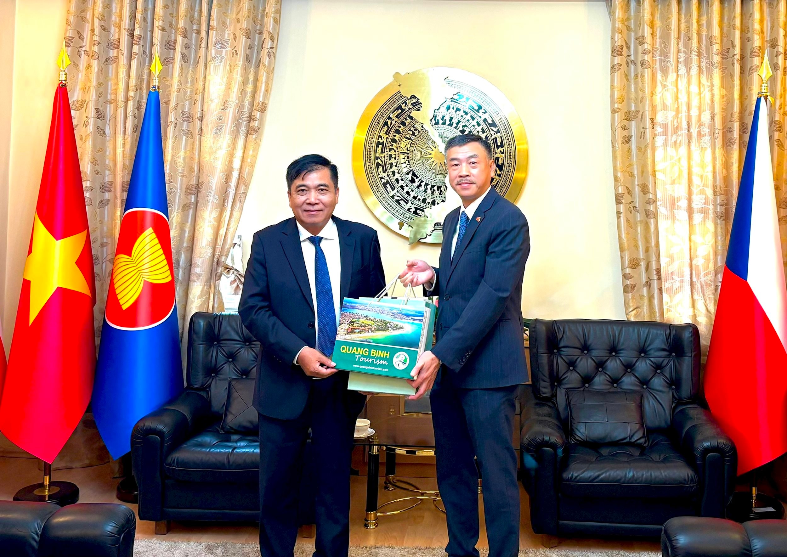 Quảng Bình quảng bá du lịch, kết nối với doanh nghiệp Việt Nam tại châu Âu 3 Anh 1. PCT TT Doan Ngoc Lam tang qua cho Dai su VN tai Cong hoa Sec