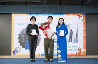 Sách 'Ứng dụng AI vào doanh nghiệp' mở ra thời cơ mới 8 Bà Rachida Dati, Bộ trưởng Bộ Văn hóa Pháp và bà Nguyễn Phạm Duy Trang - Bí thư TW Đoàn TNCS Hồ Chí Minh, Chủ tịch Hội đồng Đội Trung ương tặng hoa tác giả Trần Khắc Khoan - Giải Nhất Cuộc thi sáng tác truyện tranh. (ảnh K.Đ)