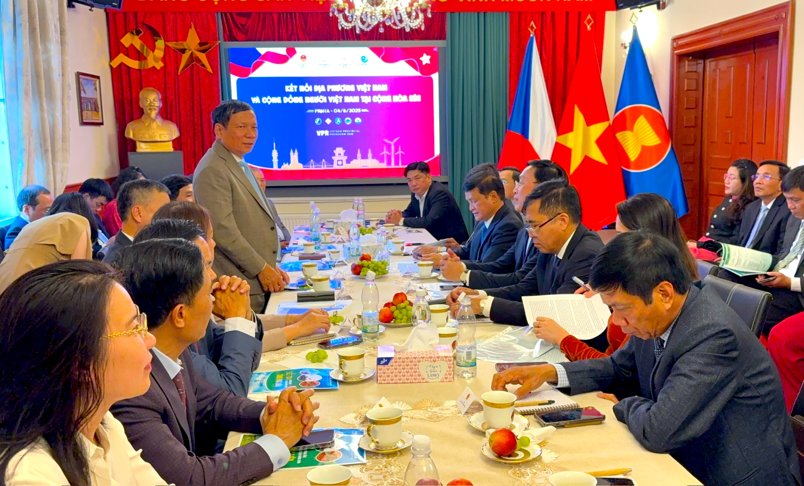 Quảng Bình quảng bá du lịch, kết nối với doanh nghiệp Việt Nam tại châu Âu 1 Anh 5. Ong Hoang Dinh Thang Chu tich Lien hiep Hoi nguoi VN tai Chau Au phat bieu